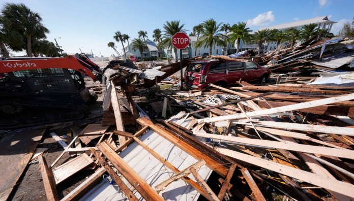 Los trabajadores limpian los escombros tras el paso del huracán Helene en Cedar Key, Florida, el viernes 27 de septiembre de 2024. (Foto AP/Gerald Herbert)