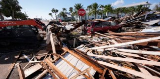 Los trabajadores limpian los escombros tras el paso del huracán Helene en Cedar Key, Florida, el viernes 27 de septiembre de 2024. (Foto AP/Gerald Herbert)