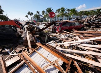 Los trabajadores limpian los escombros tras el paso del huracán Helene en Cedar Key, Florida, el viernes 27 de septiembre de 2024. (Foto AP/Gerald Herbert)