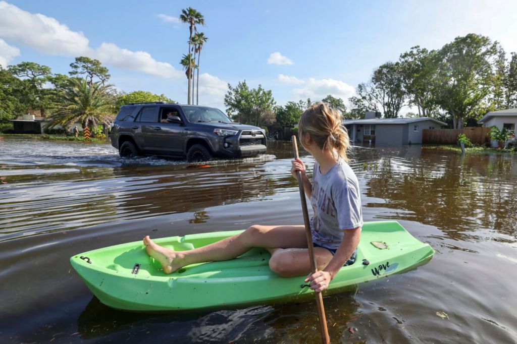 Una persona navega en kayak por una calle inundada por el huracán Helene, en Florida. (Foto AP/Mike Carlson)