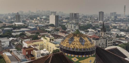 Fotografía que muestra humo procedente de los incendios que se han registrado en el sur del estado de Amazonas, este martes sobre Manaos (Brasil). EFE/ Raphael Alves