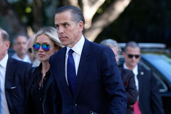 Hunter Biden y su esposa Melissa Cohen Biden llegan a un tribunal federal para la selección del jurado. (Foto AP/Jae C. Hong)