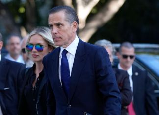 Hunter Biden y su esposa Melissa Cohen Biden llegan a un tribunal federal para la selección del jurado. (Foto AP/Jae C. Hong)