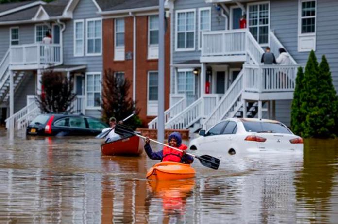 Candice Ocvil (derecha), residente de Peachtree Park Apartments, y Jibri Tolen (izquierda), reman en las aguas de la inundación de Peachtree Creek después de que Helene atravesara Atlanta, Georgia, EE. UU., el 27 de septiembre de 2024.EFE/EPA/Erik S. Lesser