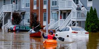 Candice Ocvil (derecha), residente de Peachtree Park Apartments, y Jibri Tolen (izquierda), reman en las aguas de la inundación de Peachtree Creek después de que Helene atravesara Atlanta, Georgia, EE. UU., el 27 de septiembre de 2024.EFE/EPA/Erik S. Lesser