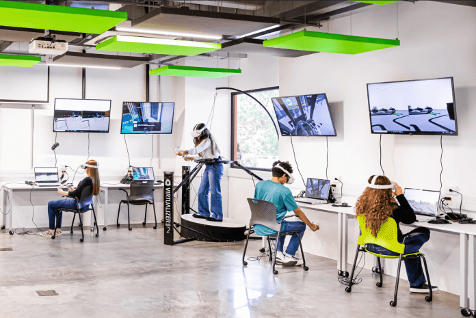 En los laboratorios de la UVG los estudiantes pueden poner en práctica la IA. Foto: UVGEn los laboratorios de la UVG los estudiantes pueden poner en práctica la IA. Foto: UVG