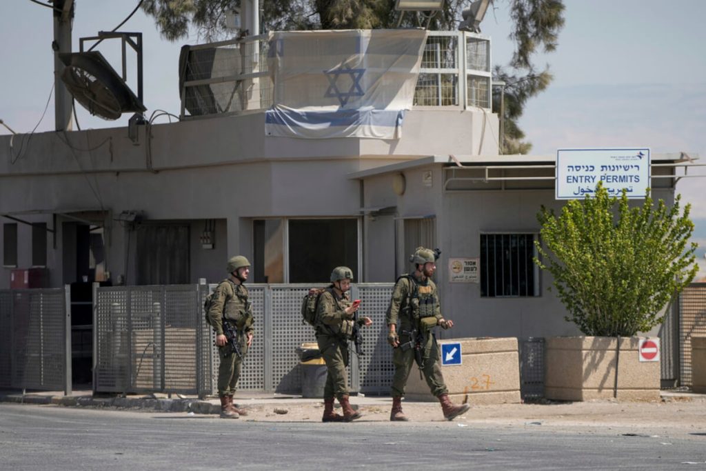 Soldados israelíes montan guardia cerca del lugar donde se registró un ataque mortífero donde, de acuerdo con oficiales israelíes, tres personas fueron abatidas en el cruce fronterizo del puente Allenby entre Cisjordania y Jordania, el domingo 8 de septiembre de 2024. (AP Foto/Mahmoud Illean)