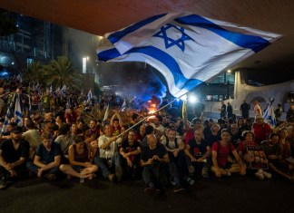 Personas bloquean un camino durante una protesta para exigir un acuerdo que lleve a la liberación inmediata de los rehenes que mantiene Hamás en la Franja de Gaza, el domingo 1 de septiembre de 2024, en Tel Aviv, Israel. (AP Foto/Ohad Zwigenberg)