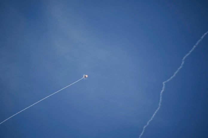 El Domo de Hierro de Israel dispara para interceptar un cohete lanzado desde el Líbano, en el norte de Israel, el viernes 20 de septiembre de 2024. (AP Foto/Leo Correa)