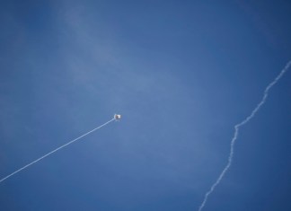 El Domo de Hierro de Israel dispara para interceptar un cohete lanzado desde el Líbano, en el norte de Israel, el viernes 20 de septiembre de 2024. (AP Foto/Leo Correa)