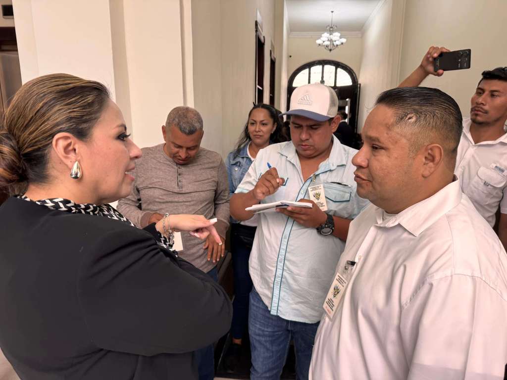 La diputada atiende a varias personas que se oponen a la cárcel en Masagua, Escuintla. Foto: La Hora