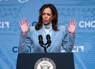 La candidata presidencial demócrata y vicepresidenta Kamala Harris habla en una conferencia sobre liderazgo de la Bancada Legislativa Hispana en el edificio Ronald Reagan, el miércoles 18 de septiembre de 2024, en Washington. (AP Foto/José Luis Magaña)