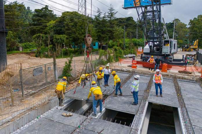 Trabajadores de la Unidad de Conservación Vial realizan trabajos en el puente en el kilómetro 11 de la ruta al Oriente. Foto: Ministerio de Comunicaciones