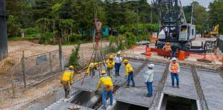 Trabajadores de la Unidad de Conservación Vial realizan trabajos en el puente en el kilómetro 11 de la ruta al Oriente. Foto: Ministerio de Comunicaciones