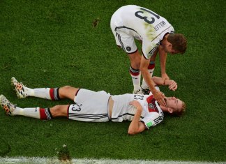 ARCHIVO - El jugador alemán Christoph Kramer tirado en el césped mientras recibe auxilio de su compañero Thomas Mueller durante la final contra Argentina en el Mundial, el 13 de julio de 2024, en Río de Janeiro. (AP Foto/Francois Xavier Marit, Pool)