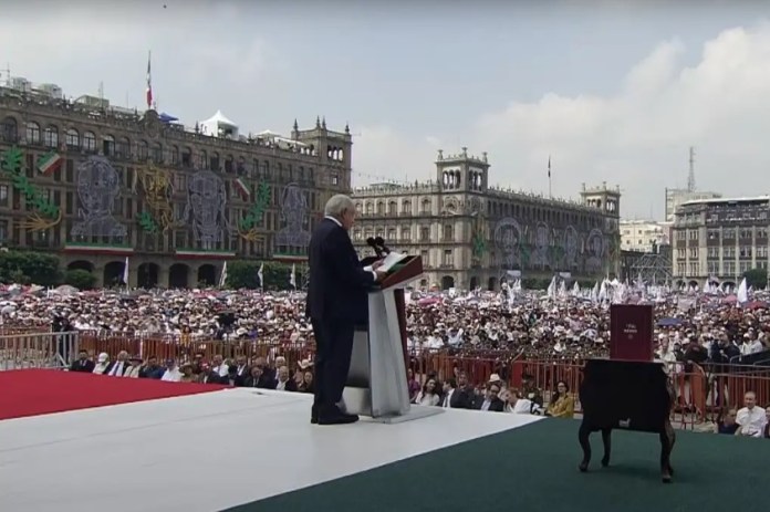 Andrés Manuel López Obrador durante su discurso en el último informe de Gobierno en el Zócalo de la Ciudad de México. Foto La Hora / Captura de pantalla transmisión en vivo.