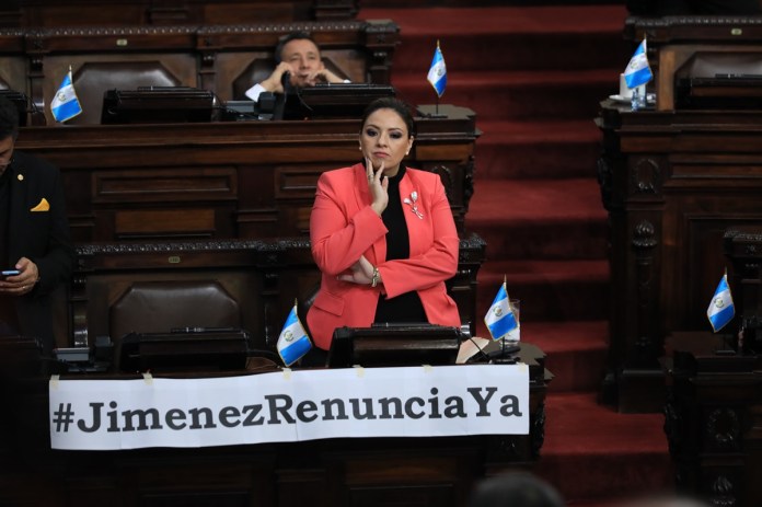 La diputada de Valor, Sandra Jovel, colocó un rótulo frente al ministro de Gobernación. Foto: Cortesía