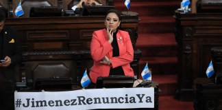 La diputada de Valor, Sandra Jovel, colocó un rótulo frente al ministro de Gobernación. Foto: Cortesía