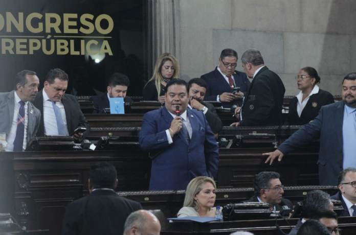 El diputado Allan Rodríguez durante una intervención en el Pleno del Congreso de la República. que aún intenta incidir en las agendas de ese organismo. Foto: José Orozco