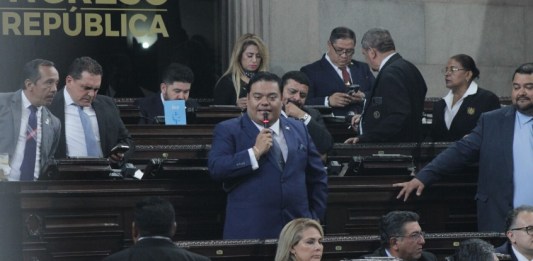 El diputado Allan Rodríguez durante una intervención en el Pleno del Congreso de la República. que aún intenta incidir en las agendas de ese organismo. Foto: José Orozco