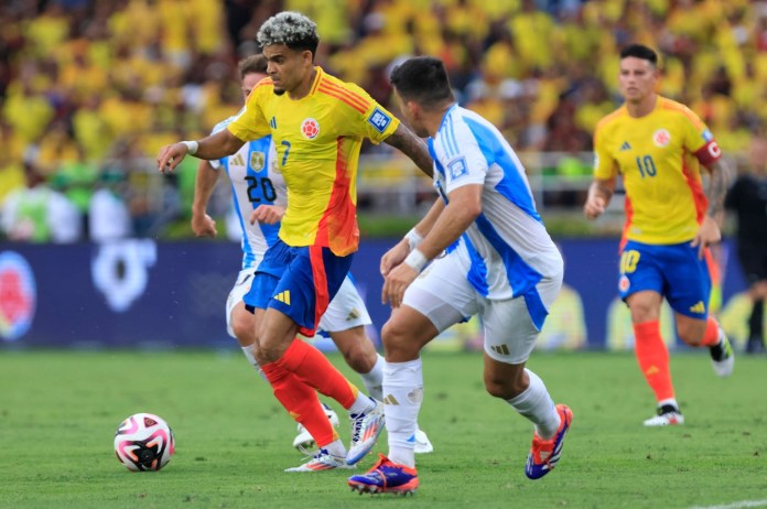 Luis Fernando Díaz (c) de Colombia disputa un balón con Alexis Mac Allister (atrás) de Argentina este martes, en un partido de las eliminatorias sudamericanas para el Mundial de 2026 entre Colombia y Argentina en el estadio Metropolitano en Barranquilla (Colombia). EFE/ Ricardo Maldonado Rozo