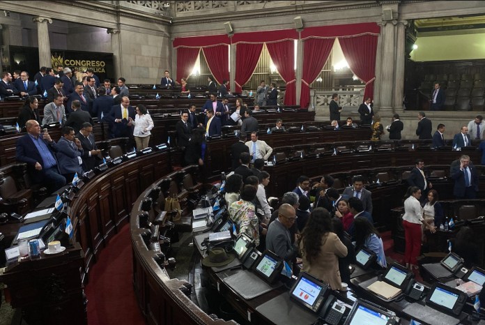 Diputados de distintos bloques abucharon a la bancada oficial al intentar modificar la agenda de la plenaria y no conocer el incremento a las jubilaciones. Foto: JosÃ© Orozco