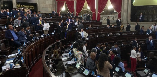 Diputados de distintos bloques abucharon a la bancada oficial al intentar modificar la agenda de la plenaria y no conocer el incremento a las jubilaciones. Foto: José Orozco