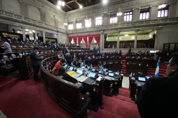 Varios diputados se han interesado en modificar la Ley Orgánica del Organismo Legislativo para poder conformar bloques independientes. Foto: José Orozco