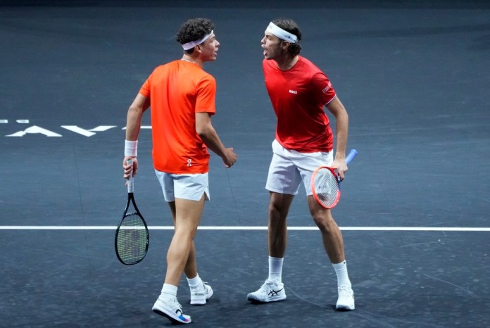 Los estadounidenses Ben Shelton y Taylor Fritz, del equipo Resto del Mundo, festejan tras ganar un punto ante el español Carlos Alcaraz y el alemán Alexander Zverev en la Copa Laver, el viernes 20 de septiembre de 2024, en Berlín (AP Foto/Ebrahim Noroozi)