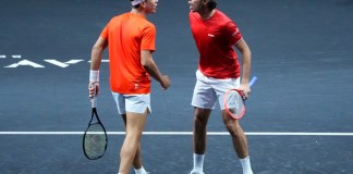 Los estadounidenses Ben Shelton y Taylor Fritz, del equipo Resto del Mundo, festejan tras ganar un punto ante el español Carlos Alcaraz y el alemán Alexander Zverev en la Copa Laver, el viernes 20 de septiembre de 2024, en Berlín (AP Foto/Ebrahim Noroozi)