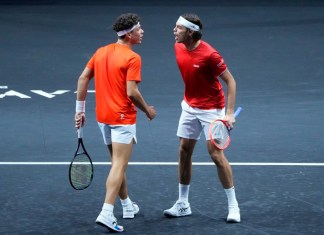 Los estadounidenses Ben Shelton y Taylor Fritz, del equipo Resto del Mundo, festejan tras ganar un punto ante el español Carlos Alcaraz y el alemán Alexander Zverev en la Copa Laver, el viernes 20 de septiembre de 2024, en Berlín (AP Foto/Ebrahim Noroozi)