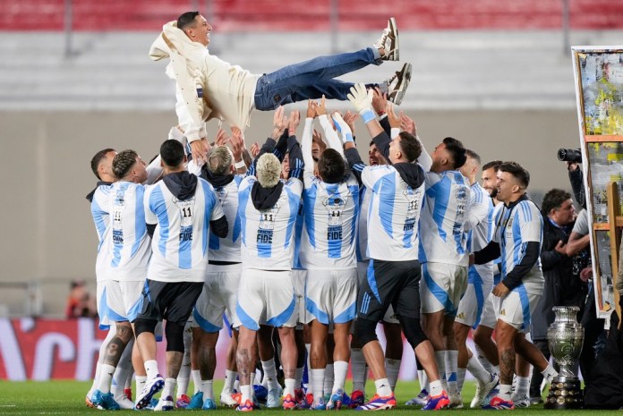 Los futbolistas de Argentina levantan a Ángel Di María en el homenaje por su retiro del seleccionado local en la previa al partido contra Chile por las eliminatorias al Mundial 2026 en el estadio Monumental de Buenos Aires, el jueves 5 de septiembre de 2024.(AP Foto/Natacha Pisarenko)