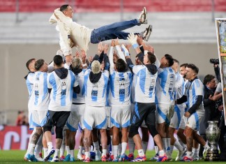 Los futbolistas de Argentina levantan a Ángel Di María en el homenaje por su retiro del seleccionado local en la previa al partido contra Chile por las eliminatorias al Mundial 2026 en el estadio Monumental de Buenos Aires, el jueves 5 de septiembre de 2024.(AP Foto/Natacha Pisarenko)