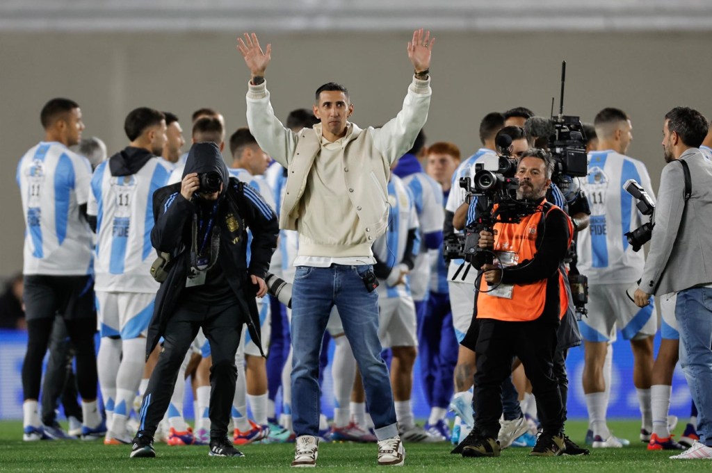 Di María, quien se retiró de la selección argentina de fútbol tras la disputa de la pasada Copa América, recibe un homenaje ante la afición albiceleste en el marco de la disputa del partido Argentina-Chile. EFE/ Juan Ignacio Roncoroni