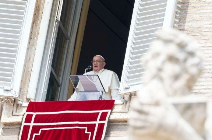 El papa Francisco dirige el rezo del Ángelus, la tradicional oración del domingo, desde la ventana de su despacho con vista a la Plaza de San Pedro, Ciudad del Vaticano, el 1 de septiembre de 2024. Foto La Hora / EFE