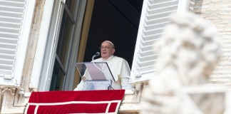 El papa Francisco dirige el rezo del Ángelus, la tradicional oración del domingo, desde la ventana de su despacho con vista a la Plaza de San Pedro, Ciudad del Vaticano, el 1 de septiembre de 2024. Foto La Hora / EFE