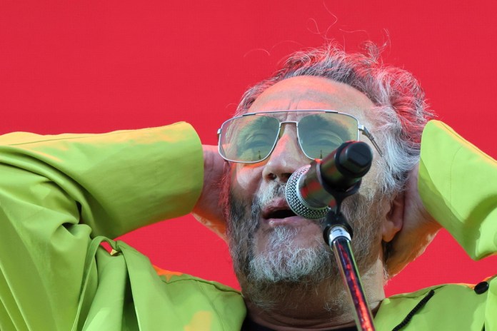 ARCHIVO - El cantante argentino Fito Paez durante su concierto en el Festival Vive Latino en la Ciudad de México el sábado 16 de marzo de 2024. el concierto gratuito de Paez en el Zócalo de la Ciudad de México, programado para el 7 de septiembre de 2024 se aplazó para el 21 de enero de 2025 después de que Paez sufriera fracturas por un accidente doméstico. (Foto AP/Ginnette Riquelme, archivo)