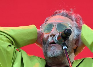 ARCHIVO - El cantante argentino Fito Paez durante su concierto en el Festival Vive Latino en la Ciudad de México el sábado 16 de marzo de 2024. el concierto gratuito de Paez en el Zócalo de la Ciudad de México, programado para el 7 de septiembre de 2024 se aplazó para el 21 de enero de 2025 después de que Paez sufriera fracturas por un accidente doméstico. (Foto AP/Ginnette Riquelme, archivo)