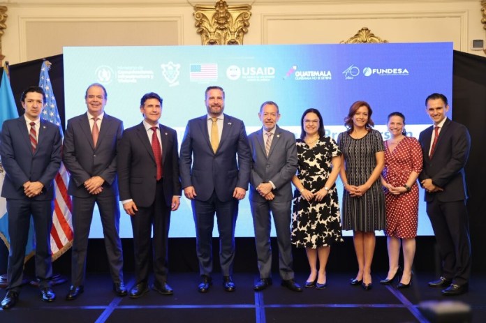 Directivos de Fundesa, el alcalde Ricardo Quiñónez, el embajador de EE.UU, Tobin Bradley y el titular del CIV, Félix Alvarado en el lanzamiento del FIP. Foto: Municipalidad de Guatemala