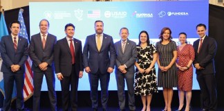 Directivos de Fundesa, el alcalde Ricardo Quiñónez, el embajador de EE.UU, Tobin Bradley y el titular del CIV, Félix Alvarado en el lanzamiento del FIP. Foto: Municipalidad de Guatemala