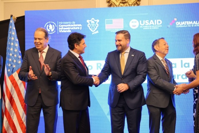 José Miguel Torrebiarte, Presidente de FUNDESA, Ricardo Quiñónez, alcalde de Guatemala, Tobin Bradley, embajador de EE.UU. y el titular del CIV, Félix Alvarado. Foto: Municipalidad de Guatemala