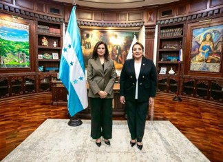 Fotografía cedida por la Casa Presidencial de la presidenta de Honduras, Xiomara Castro (d), durante el acto de juramento de Rixi Moncada (i) como nueva ministra de Defensa, este domingo en Tegucigalpa (Honduras). Foto La Hora / EFE - Casa Presidencial