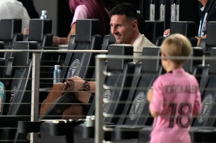 Lionel Messi, del Inter Miami, observa un partido de la Leagues Cup entre su equipo y el Puebla de México, el sábado 27 de julio de 2024 en Fort Lauderdale, Florida (AP Foto/Lynne Sladky)