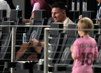 Lionel Messi, del Inter Miami, observa un partido de la Leagues Cup entre su equipo y el Puebla de México, el sábado 27 de julio de 2024 en Fort Lauderdale, Florida (AP Foto/Lynne Sladky)