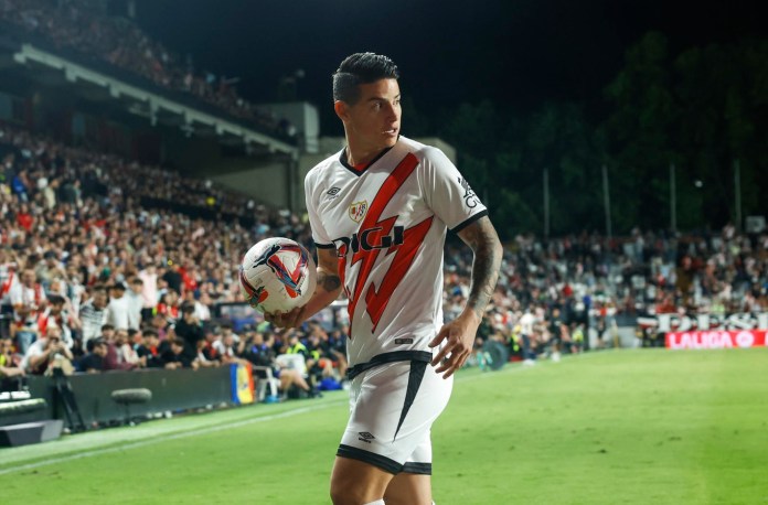 El centrocampista colombiano del Rayo Vallecano James Rodríguez durante el partido de la quinta jornada de LaLiga que Rayo Vallecano y Osasuna disputan este lunes en el estadio de Vallecas. EFE/Juanjo Martín