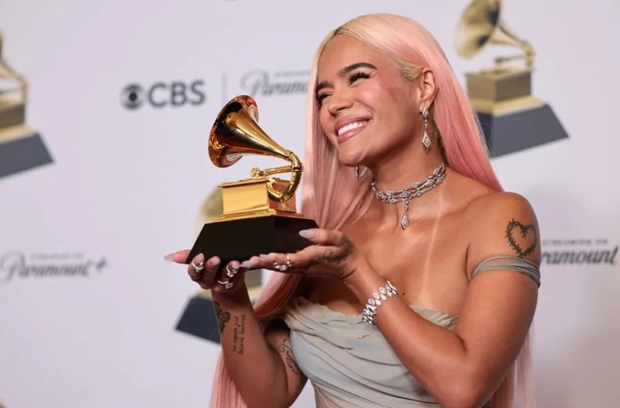 La cantante colombiana Karol G sostiene un Grammy , en una fotografía de archivo. EFE/Allison Dinner