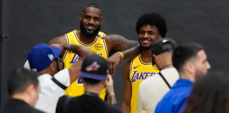 LeBron James posa con su hijo Bronny James en el día de medios de los Lakers de Los Ángeles el lunes 30 de septiembre del 2024. (AP Foto/Jae C. Hong)