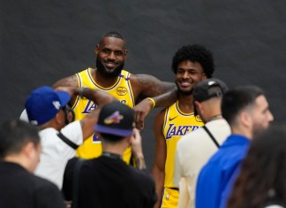 LeBron James posa con su hijo Bronny James en el día de medios de los Lakers de Los Ángeles el lunes 30 de septiembre del 2024. (AP Foto/Jae C. Hong)