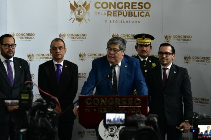 El ministro de Gobernación, Francisco Jiménez, responde por las amenazas de bomba en diferentes instituciones. Foto: Daniel Ramírez