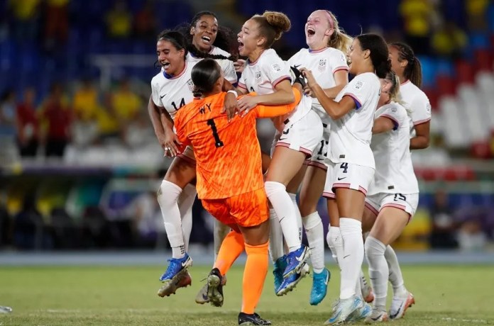 Jugadoras de Estados Unidos celebran su triunfo sobre Alemania en la definición por cobros penales, al final de un partido de los cuartos de final del Mundial FIFA femenino sub-20, en el estadio Pascual Guerrero de Cali (Colombia). EFE/Ernesto Guzmán Jr.